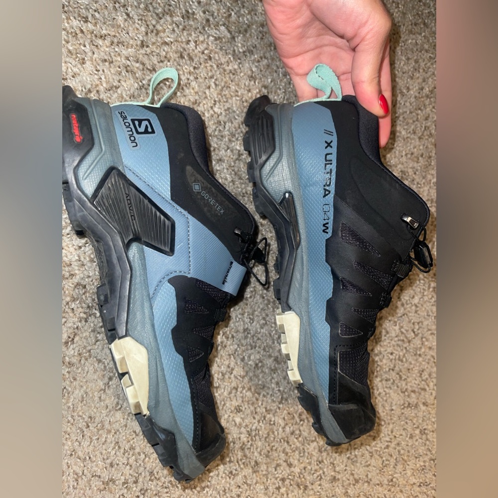 Selling size 6 Salomon gortex hiking shoes.